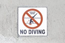 No diving sign that explains the water is shallow