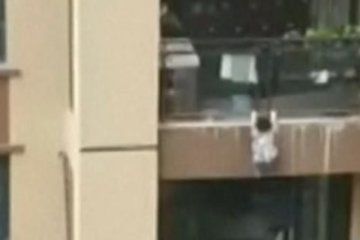 See a crowd catch a boy who fell from a sixth-floor balcony