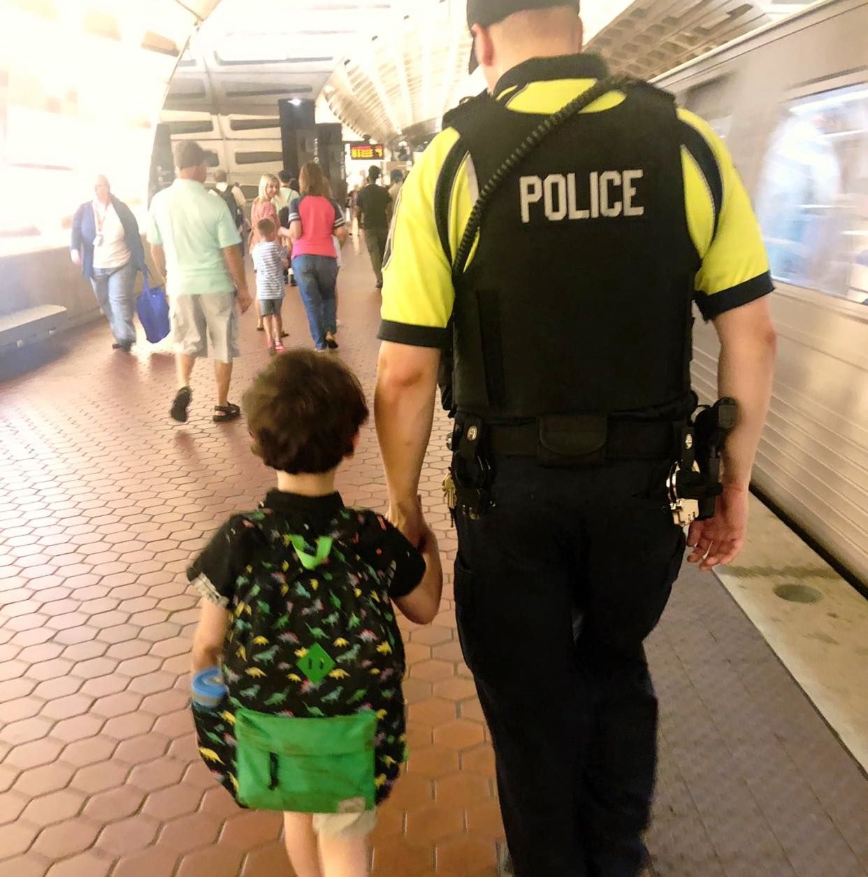 Metro Transit police officer’s help inspires viral Facebook post | WTOP