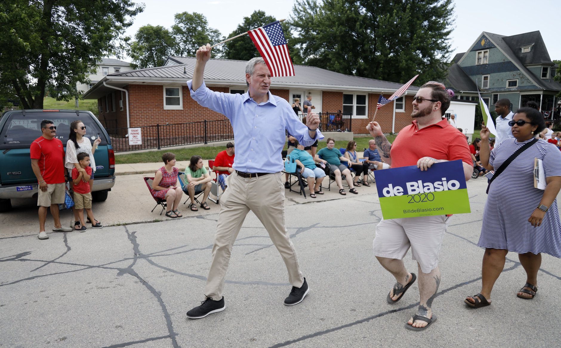 Democratic presidential candidate New York Mayor Bill DeBlasio walks in the Independence Fourth of July parade, Thursday, July 4, 2019, in Independence, Iowa. (AP Photo/Charlie Neibergall)