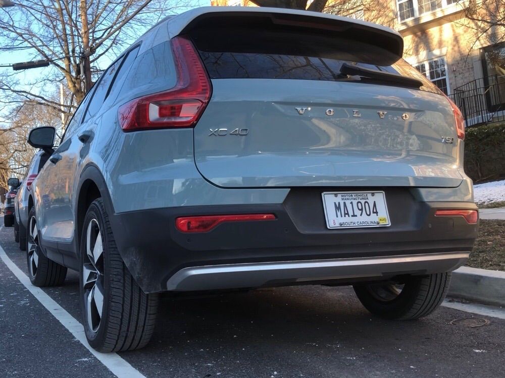 Bumper/back view of the Volvo XC40 AWD Momentum