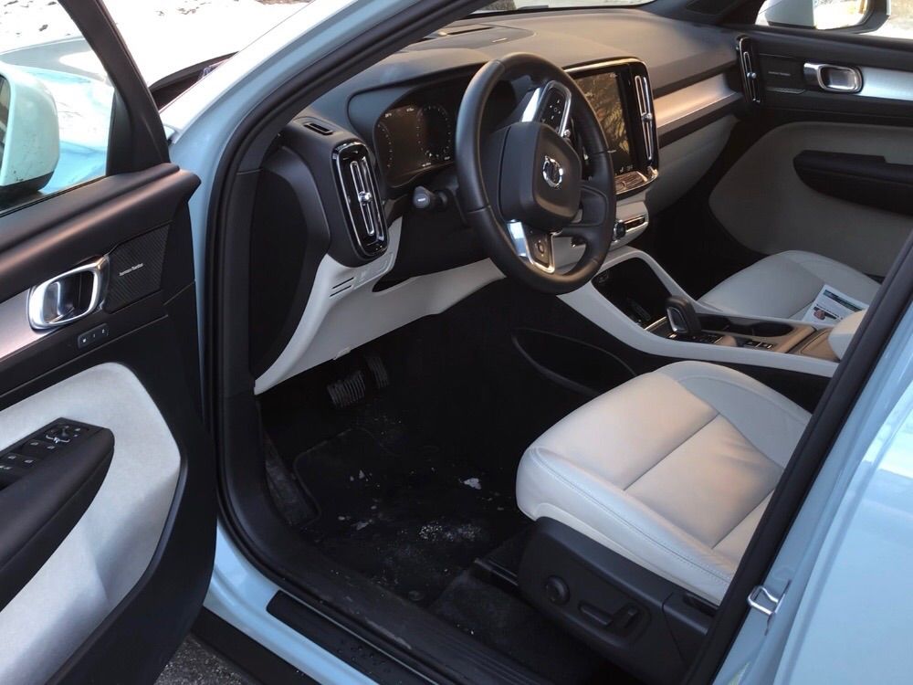 Inside the Volvo XC40 AWD Momentum