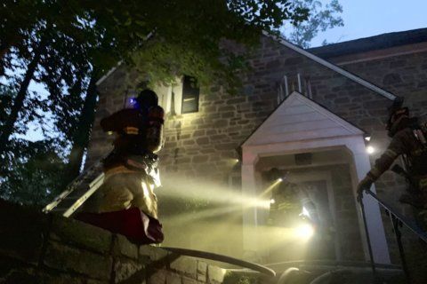 4 firefighters hurt battling Northwest DC blaze