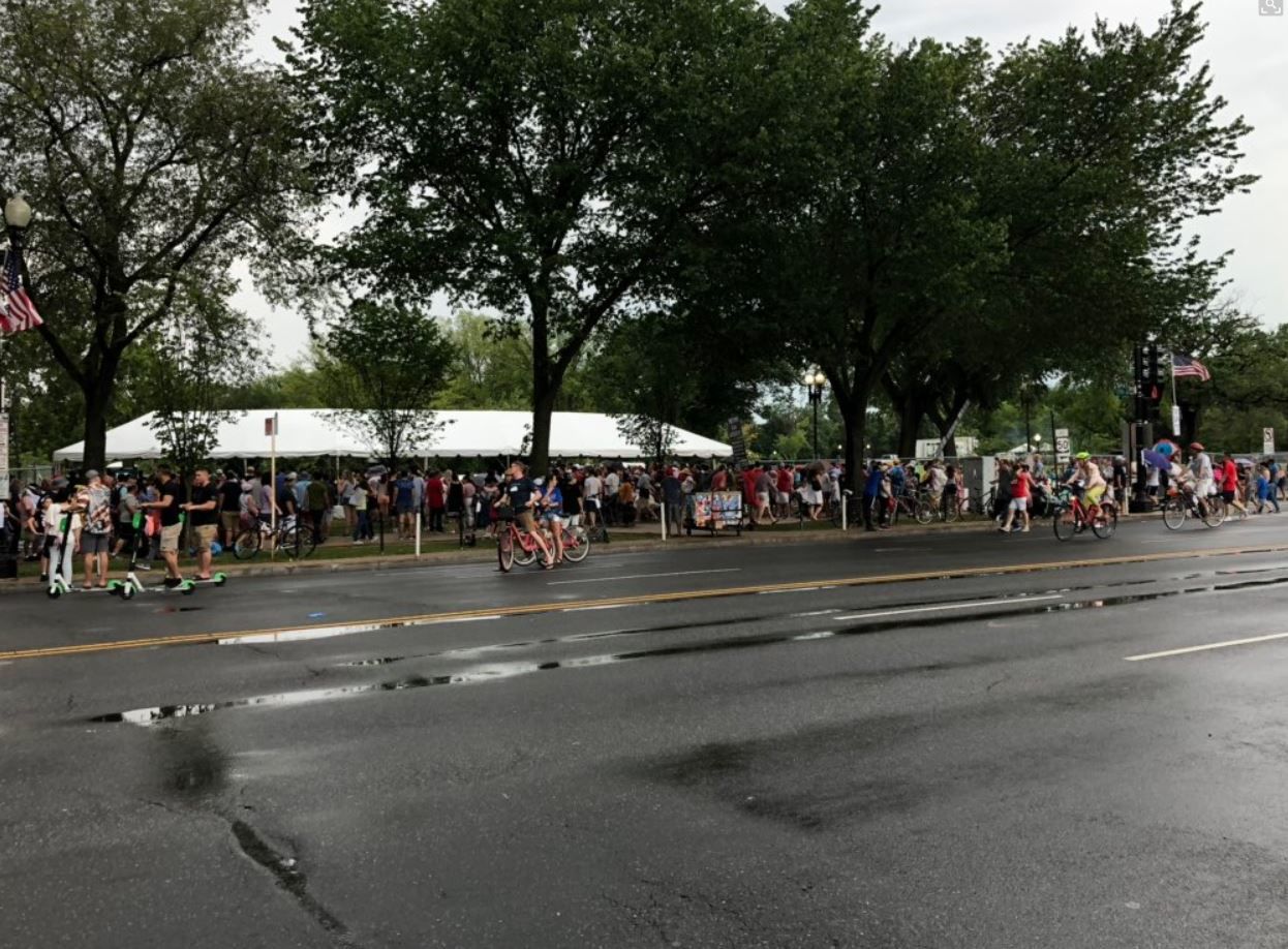 The security line on 17th Street and Constitution Avenue moves along. (WTOP/Michelle Basch)