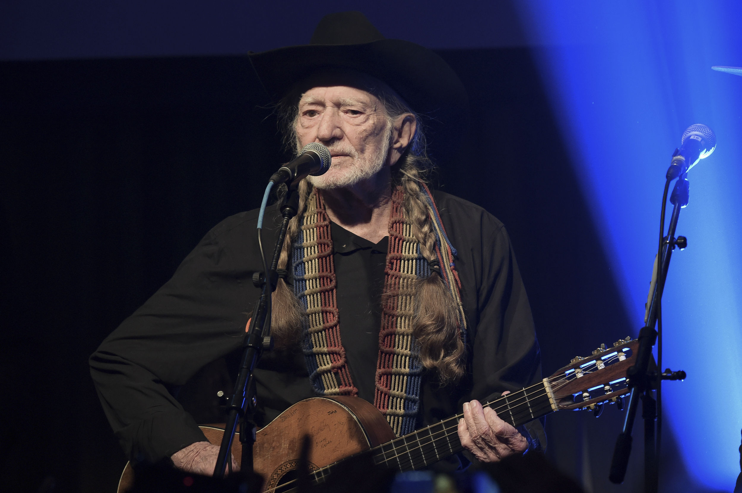 Willie Nelson cancels tour, cites ‘breathing problem’ - WTOP News