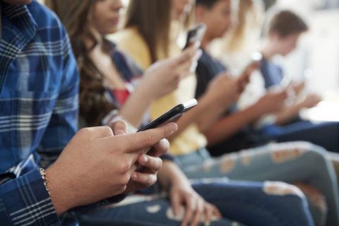Fairfax, Montgomery counties attempt to control phone use in middle schools