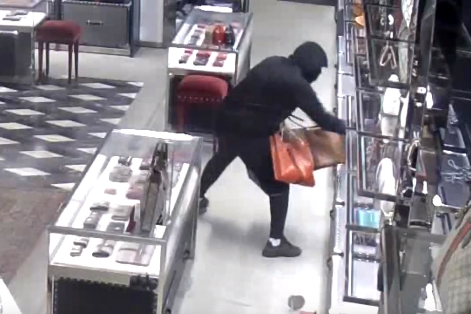 VIDEO: Thieves break into downtown DC nab 50 Gucci bags | WTOP News