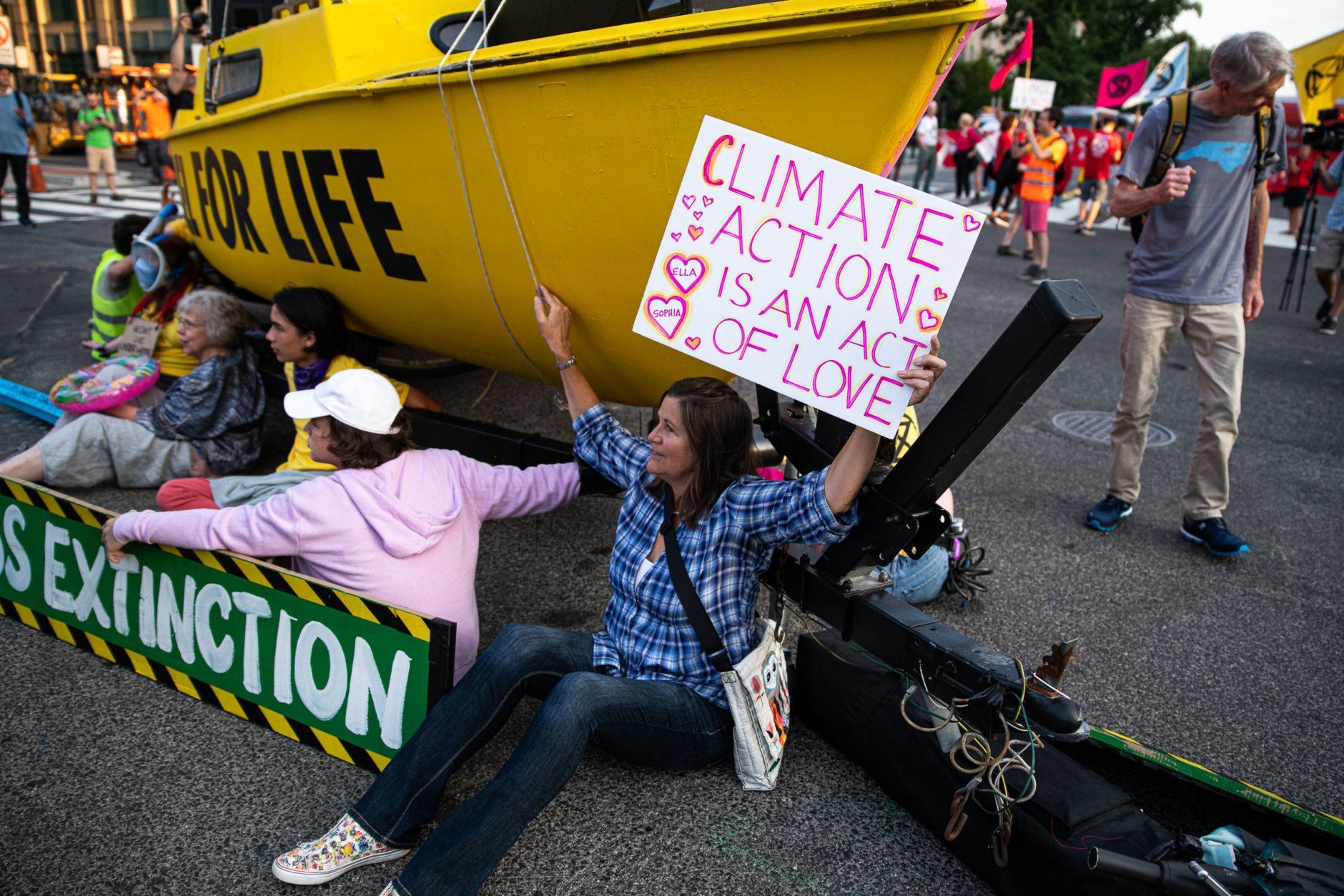 Environmental activists pressure lawmakers to declare a climate change emergency by paralyzing morning traffic in the nation's capital on Sept. 23, 2019. (WTOP/Alejandro Alvarez)
