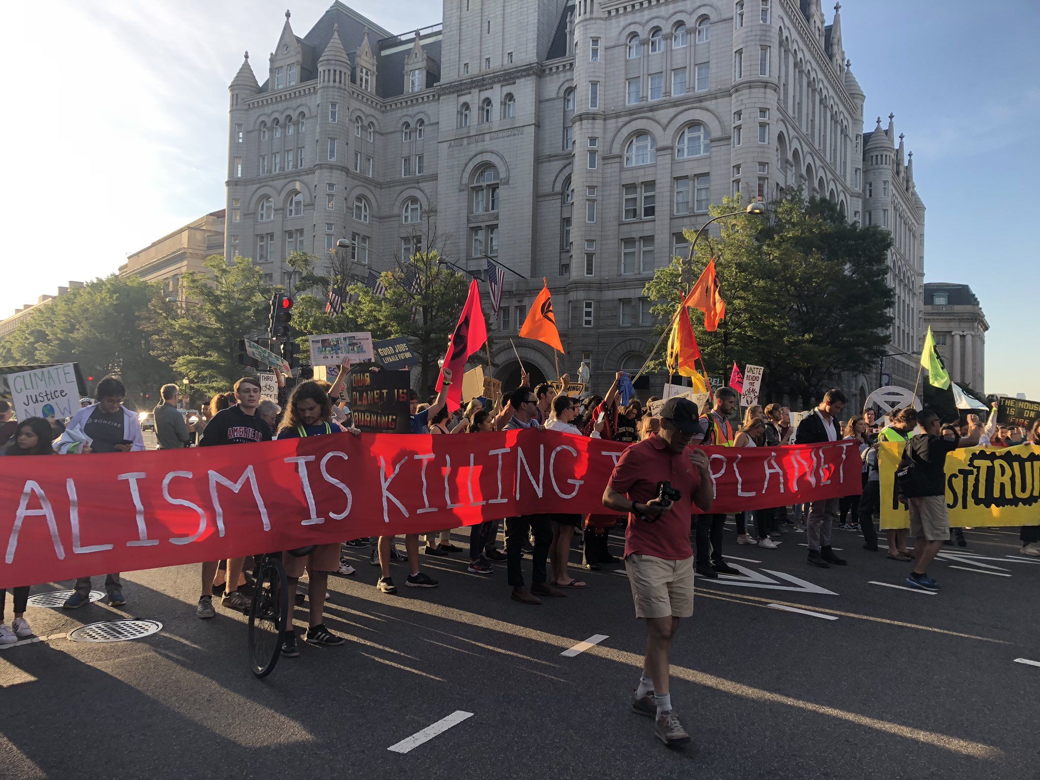 Shut Down DC climate march causes rolling road closures - WTOP