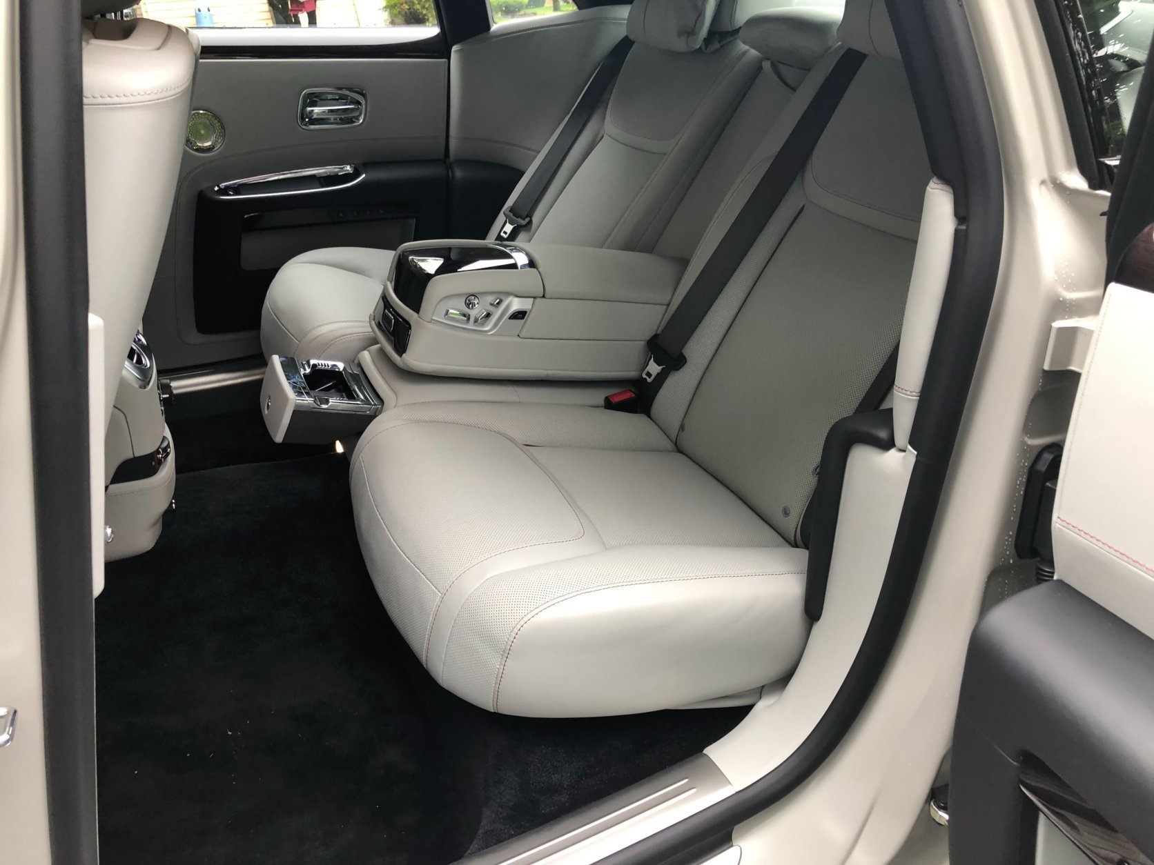 <p>The back seats have the $8,000 individual configuration, so they operate independently and you can sit or lounge in ultimate comfort.</p>
