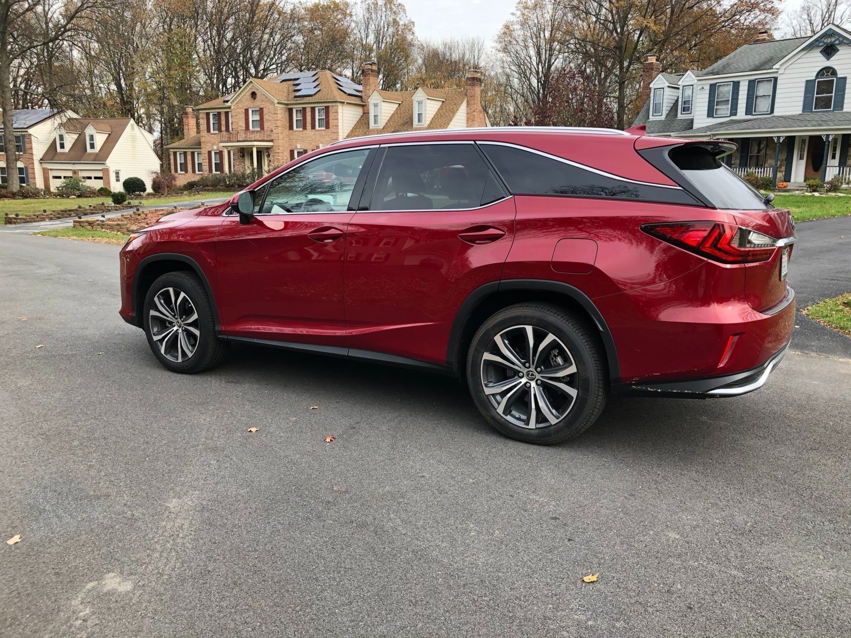 <p>Usually when you stretch a vehicle it looks odd but the RX 350L seems to buck that fate. You really have to look closely to notice that extra space behind the back doors.</p>
