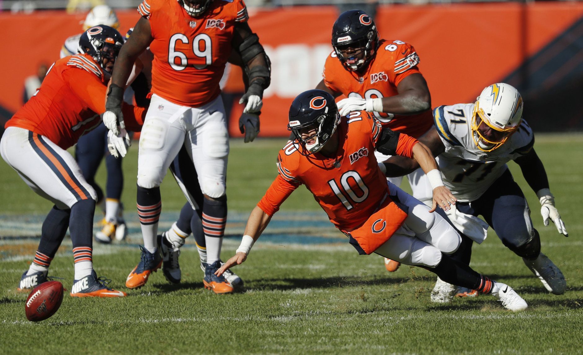 <p><b><i>Chargers 17</i></b><br />
<b><i>Bears 16</i></b></p>
<p>In a battle of teams dogged by late-game struggles, Chicago struggled harder and <a href="https://deadspin.com/bears-fans-boo-team-off-the-field-after-offense-freezes-1839398855?utm_campaign=socialflow_deadspin_facebook&amp;utm_medium=socialflow&amp;utm_source=deadspin_facebook&amp;fbclid=IwAR2eCVsI0uhO-U3oiF0OBVAyTkMV9_sT8i8FeT4SZlKOY597TkoHPGdRLw4" target="_blank" rel="noopener" data-saferedirecturl="https://www.google.com/url?q=https://deadspin.com/bears-fans-boo-team-off-the-field-after-offense-freezes-1839398855?utm_campaign%3Dsocialflow_deadspin_facebook%26utm_medium%3Dsocialflow%26utm_source%3Ddeadspin_facebook%26fbclid%3DIwAR2eCVsI0uhO-U3oiF0OBVAyTkMV9_sT8i8FeT4SZlKOY597TkoHPGdRLw4&amp;source=gmail&amp;ust=1572303497135000&amp;usg=AFQjCNGvtl-MwryE3UV_IDR1CrKecmp7-g">their crowd reminded them of it</a>. Matt Nagy and Mitchell Trubisky are wasting a great Bears defense — and an opportunity to stand out in a wide open NFC.</p>
