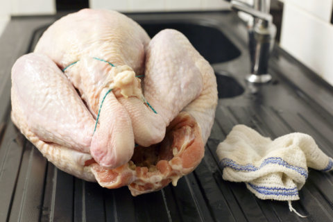 Mama was wrong: Don’t wash that turkey this Thanksgiving