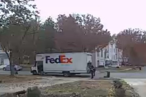 Stolen FedEx truck found; search on for suspect in Bowie carjacking