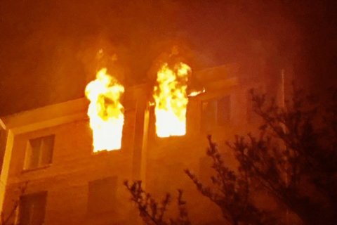 Firefighters battle multistory apartment building blaze in Northwest DC