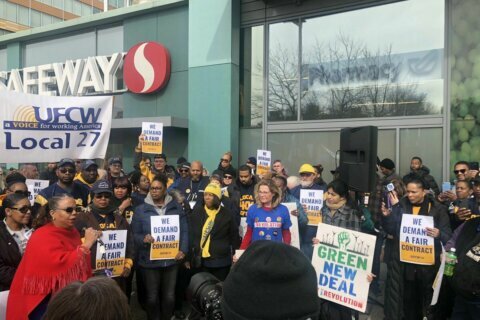 Safeway workers threaten strike if contract deal not reached