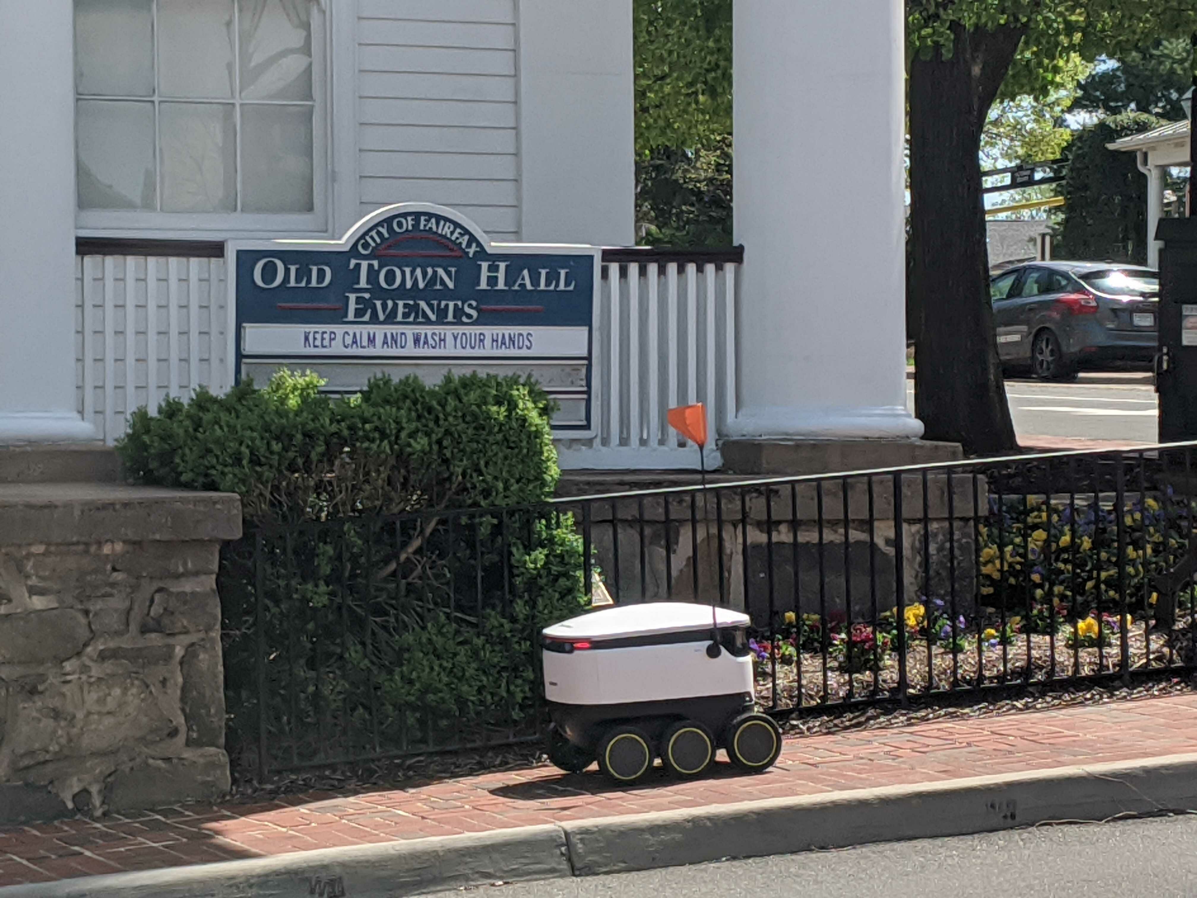 Robots deliver restaurant food in Fairfax City - WTOP News