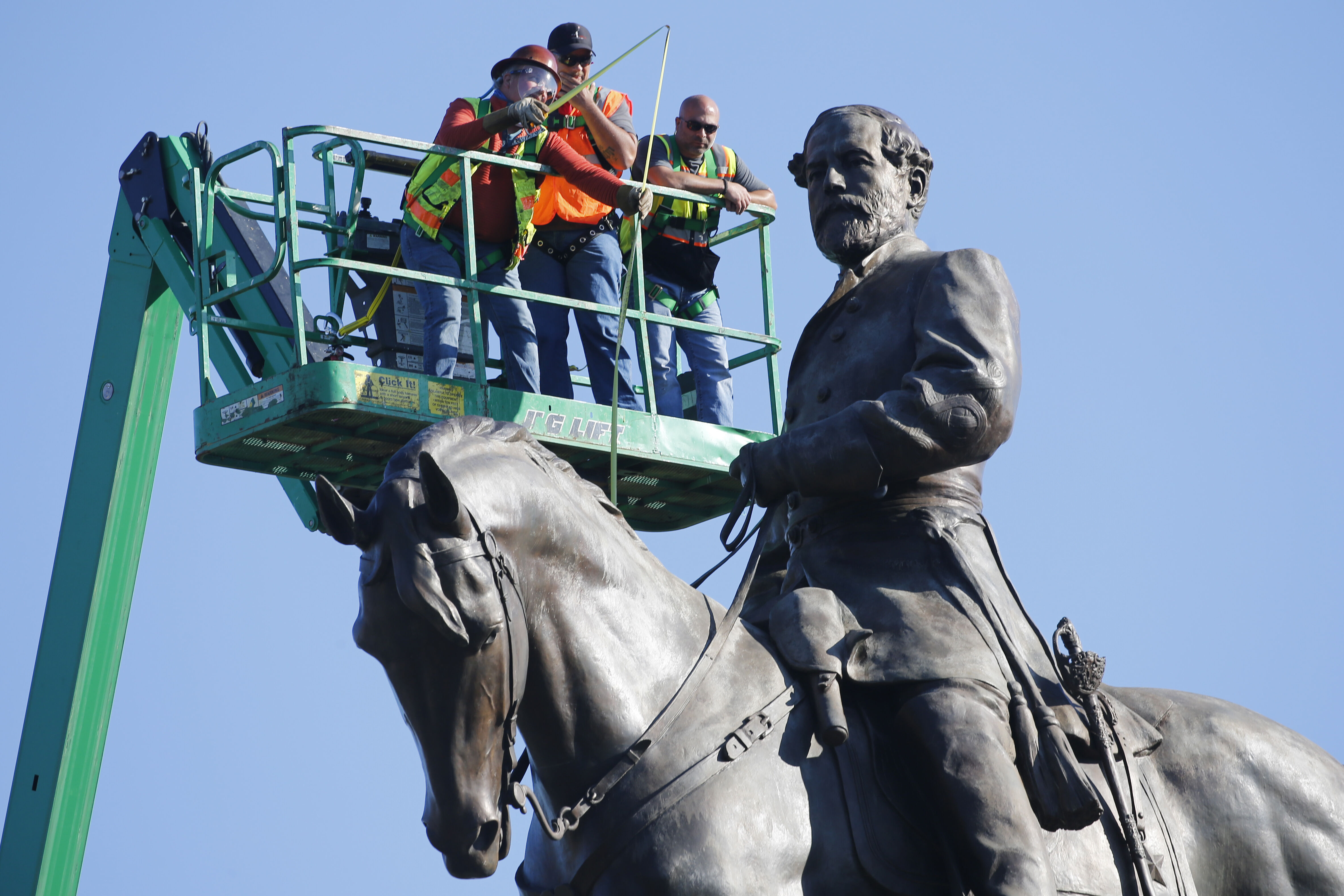 Hearing set in suit over Robert E. Lee statue removal plan Democratic