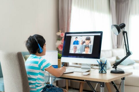 How moms and dads view virtual learning differently
