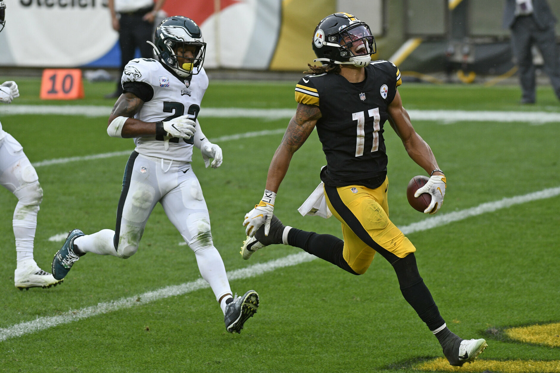 <p><b><i>Eagles 29</i></b><br />
<b><i>Steelers 38</i></b></p>
<p>Pittsburgh is 4-0 for the first time since its Super Bowl season in 1979, and only Gale Sayers had more touchdowns in a game as a rookie than Chase Claypool&#8217;s 4-TD performance. With apologies to the defending champion Chiefs, the Steelers-Ravens rivalry will have more influence on the AFC playoff picture.</p>
