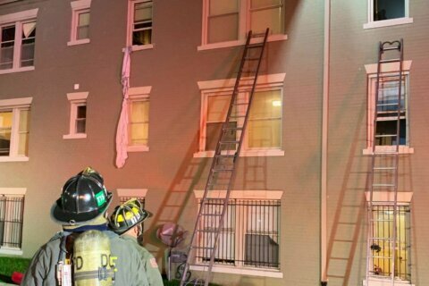 16 people displaced, 1 injured in Northeast DC apartment fire