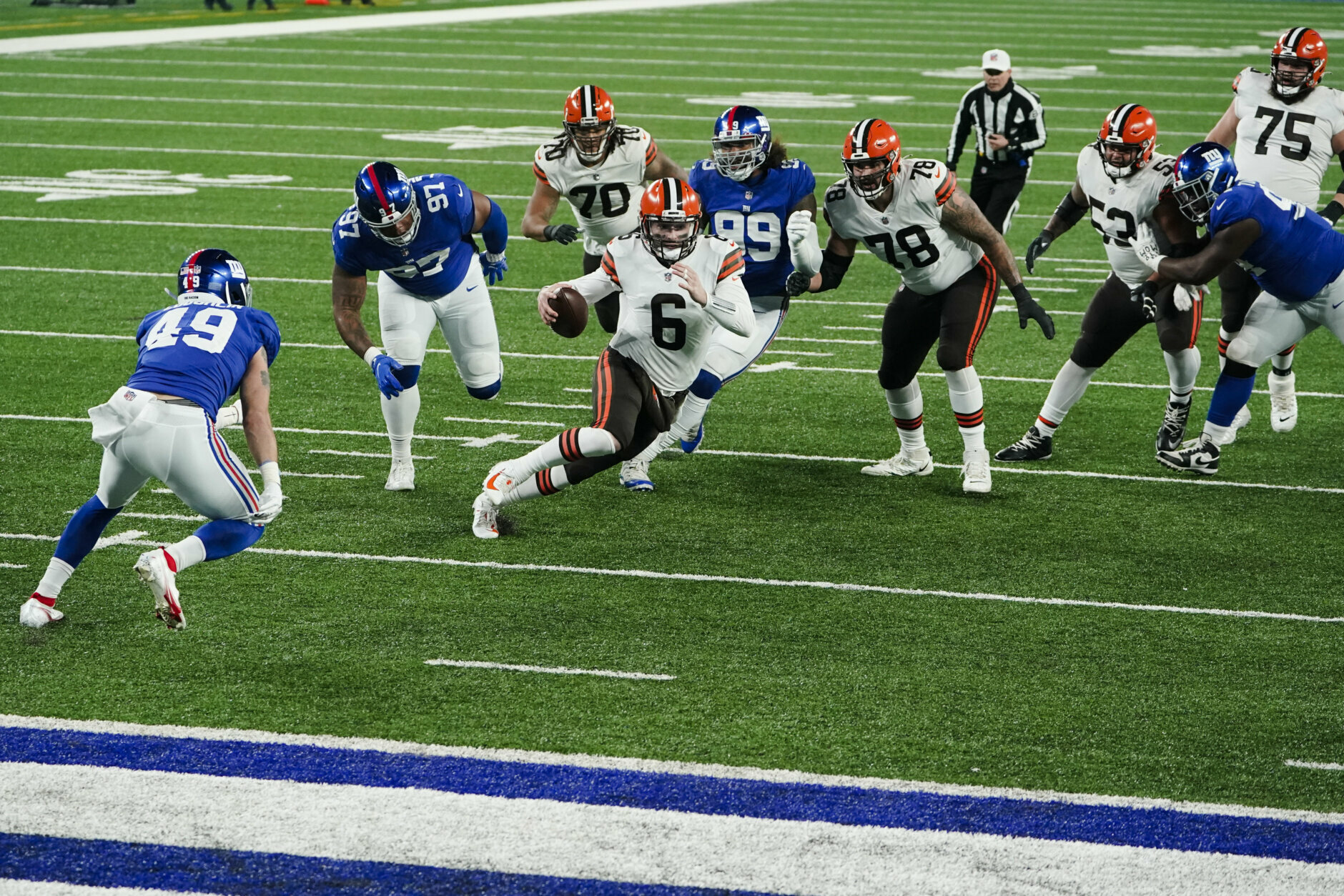 <p><em><strong>Browns 20</strong></em><br />
<em><strong>Giants 6</strong></em></p>
<p>This <a href="https://profootballtalk.nbcsports.com/2020/12/18/freddie-kitchens-on-calling-plays-against-cleveland-its-kind-of-ironic-but-its-the-next-game/" target="_blank" rel="noopener">ironic game</a> comes more than a week after Alanis Morissette released a new album.</p>
<p><a href="https://twitter.com/RobWoodfork/status/1339574235501645825?s=20" target="_blank" rel="noopener">Freddie Kitchens called plays against the team that fired him</a>, leaving the Giants offense every bit as inept as you&#8217;d think a unit with Kitchens calling plays for Colt McCoy would be. Baker Mayfield <a href="https://profootballtalk.nbcsports.com/2020/12/18/baker-mayfield-browns-will-try-to-beat-giants-for-odell-beckham/" target="_blank" rel="noopener">won one for Odell Beckham</a> and his swag is rightfully off the charts after strong showings in back-to-back prime-time games for Cleveland&#8217;s first 10-win team in 13 years.</p>
