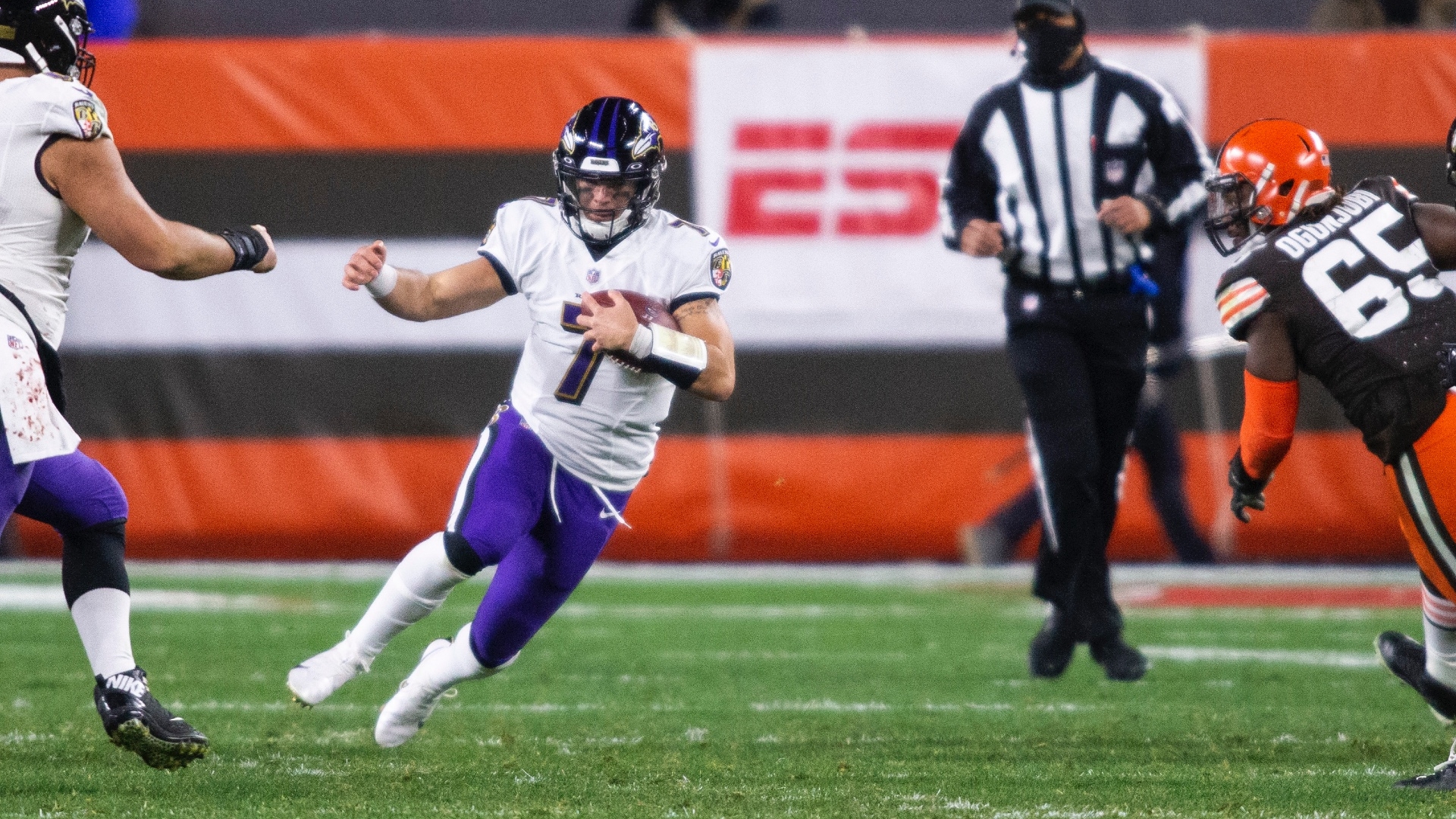 Baltimore Ravens' Lamar Jackson comes out of Browns game with cramps, Trace  McSorley enters 