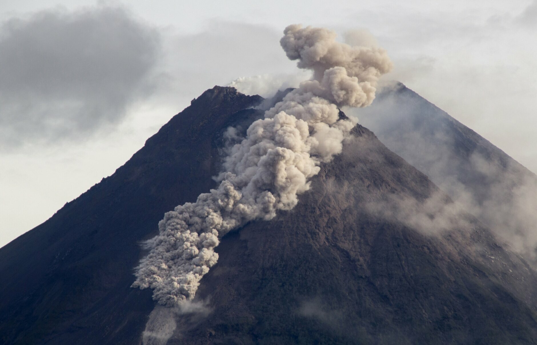 Indonesian volcano unleashes river of lava in new eruption | WTOP News