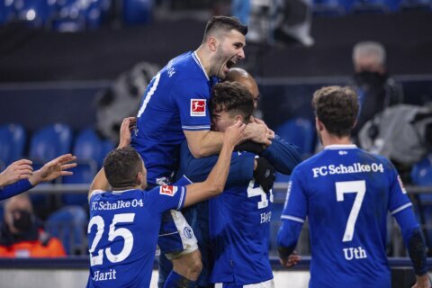 US striker Hoppe scores 3 to end Schalke's winless run