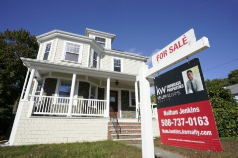 US long-term mortgage rates slip; 30-year at 2.73%