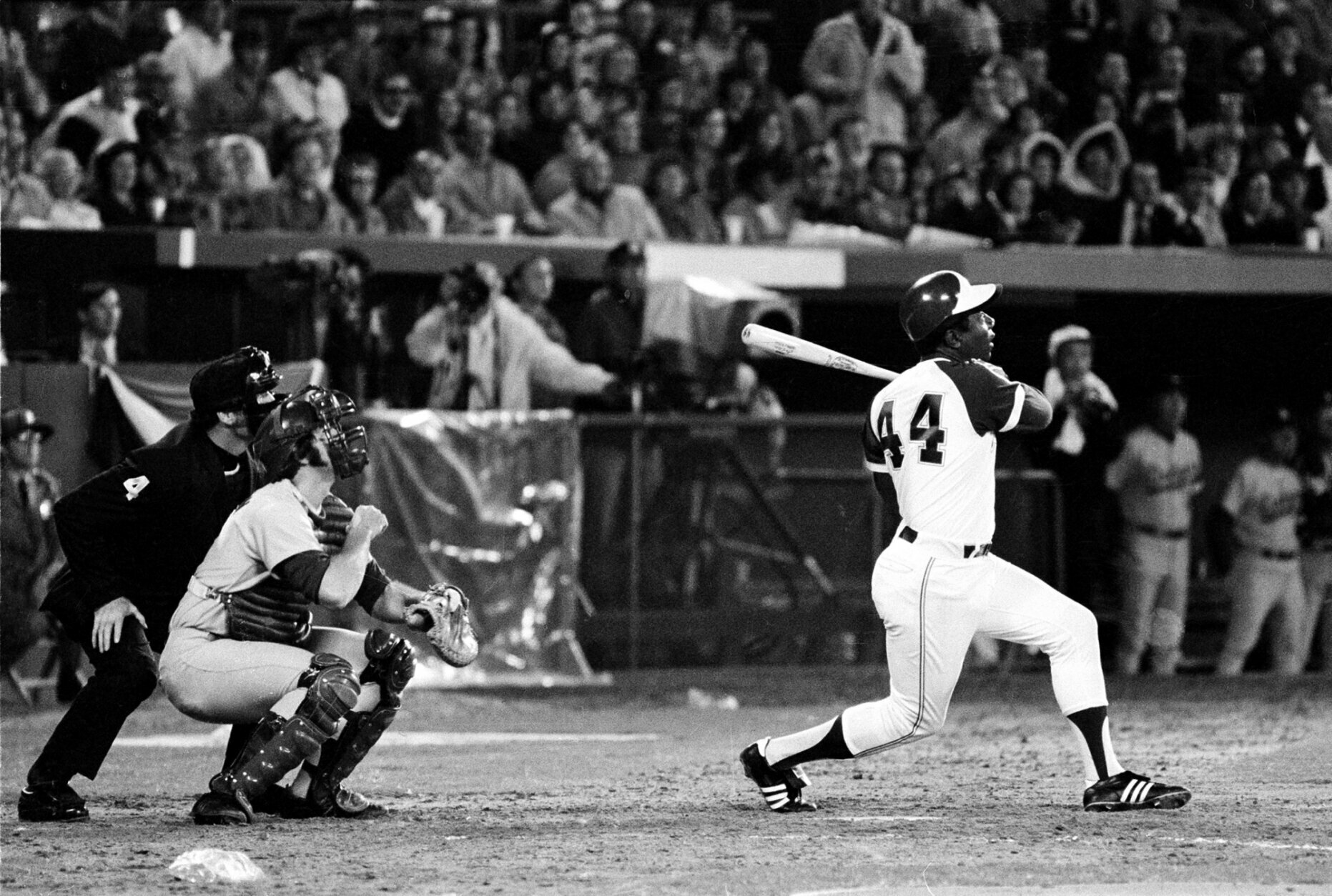 Hank Aaron death: Hall of Famer, Braves' home run king dies at 86