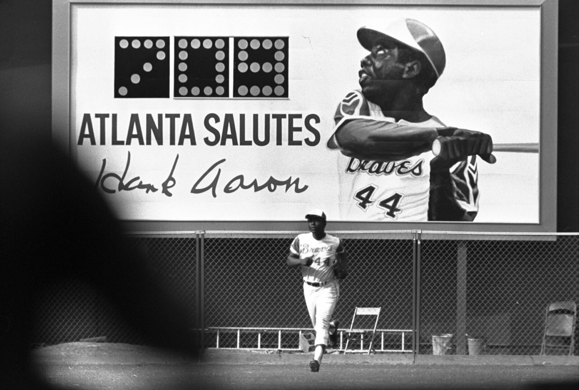Hall of Famer, former home run king Hank Aaron dies at 86