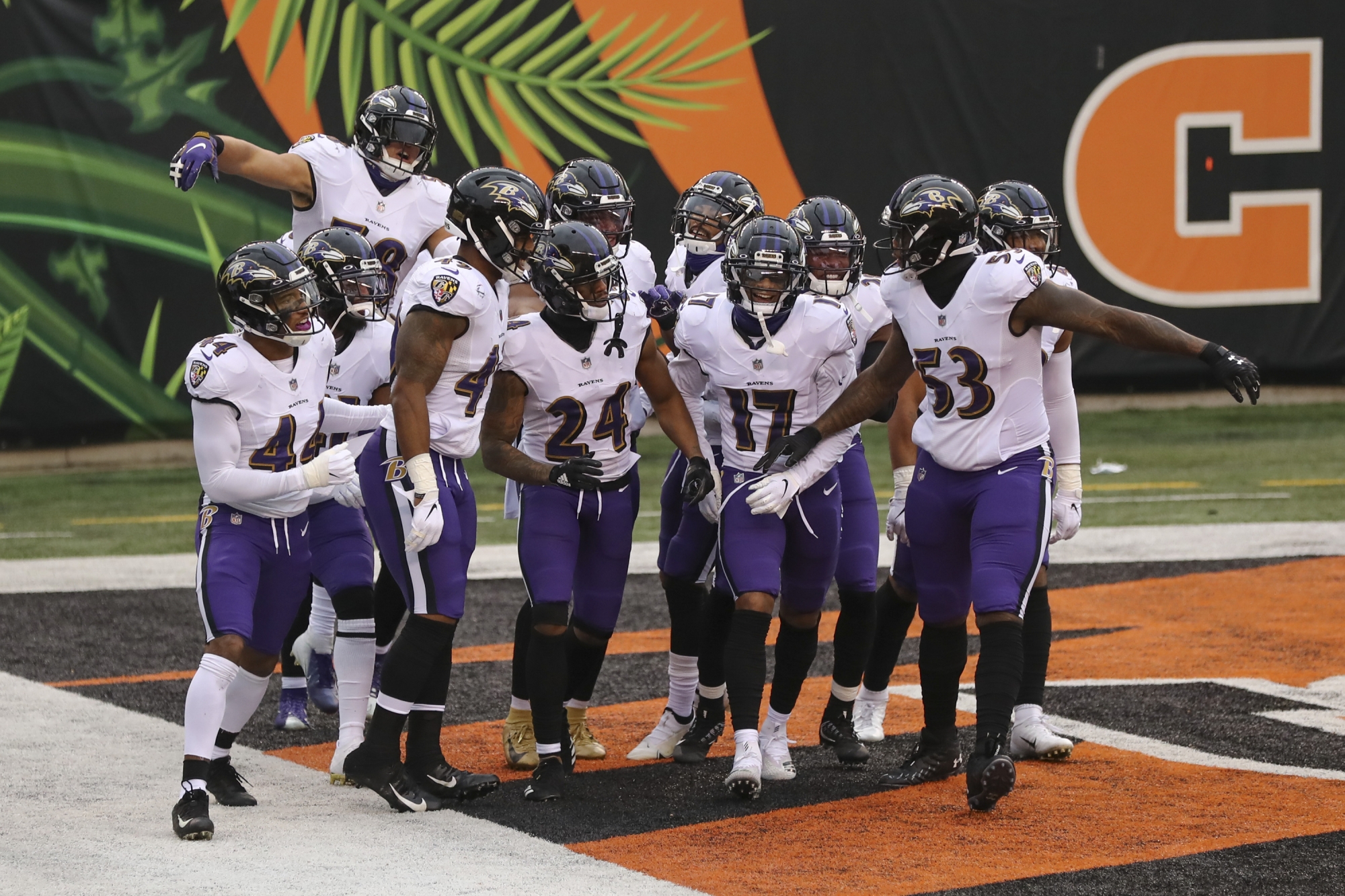 Ravens clinch playoff spot with 38-3 rout of Bengals - WTOP News