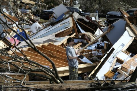 Governor offers help to Alabama towns hit by killer tornado