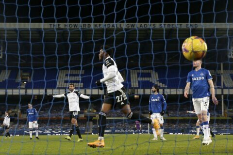 Maja scores first EPL goals, Fulham wins 2-0 at Everton