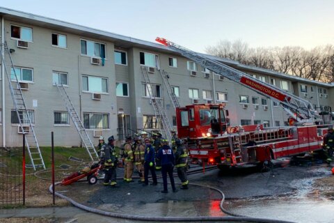 3 hurt, 30 displaced in Southeast DC apartment building fire