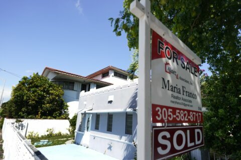 US long-term mortgage rates flat; 30-year stays at 2.73%