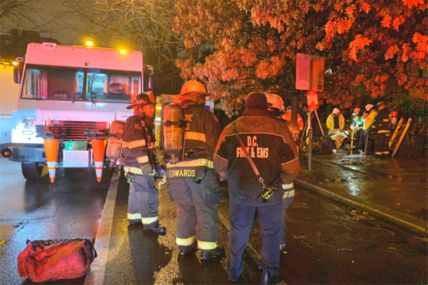 Manhole explosion leaves car damaged in Northwest DC