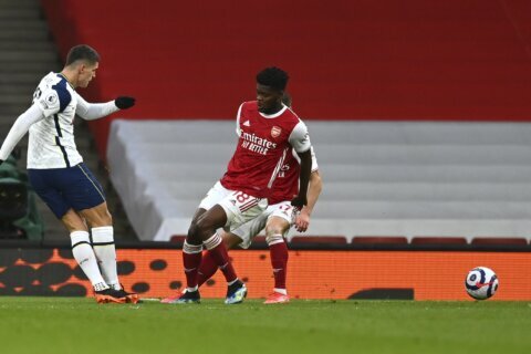 Rabona goal and red for Lamela as Tottenham loses to Arsenal