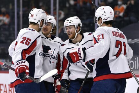 Ovechkin leads Capitals past Flyers for fourth straight win