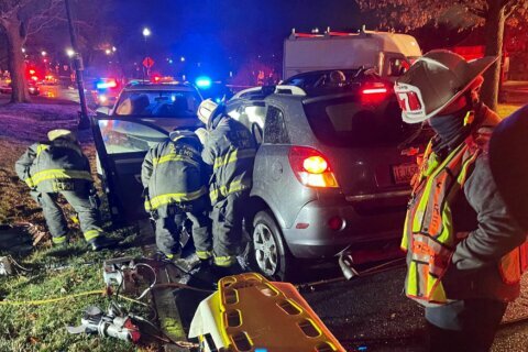 3 hurt in Southwest DC crash