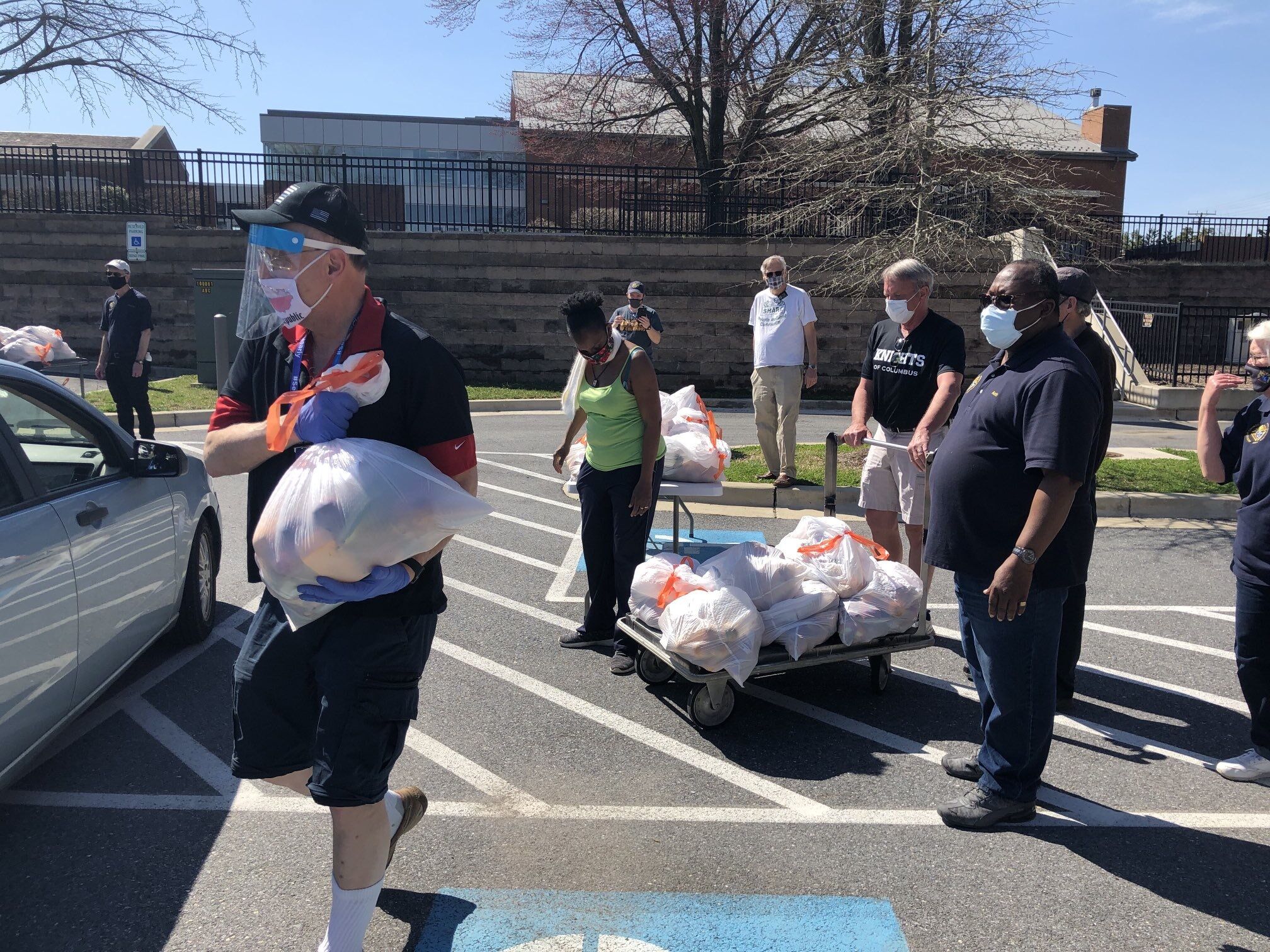 Cars line up at drive-thru food pantry in Laurel - WTOP News