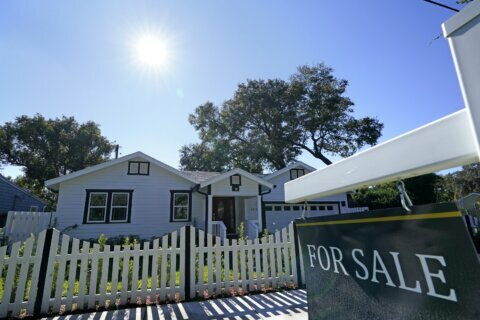 US long-term mortgage rates rise again; 30-year at 3.05%