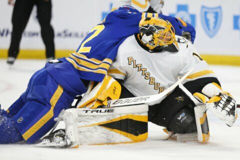 DeSmith stops 24 in Penguins' 3-0 win over skidding Sabres