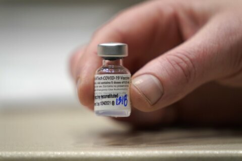 Una tercera dosis de la vacuna contra el covid-19 podría ser necesaria en un plazo de 6 a 12 meses, dice el director ejecutivo de Pfizer
