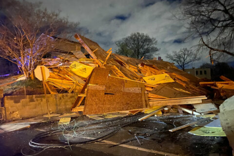 Building collapses in Northeast as winds whip through DC