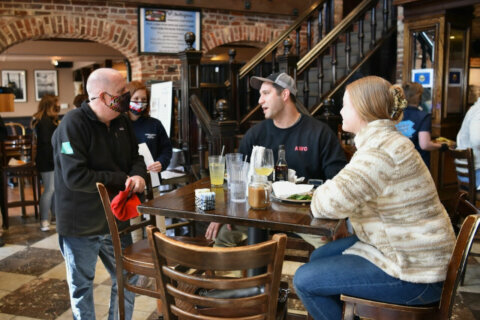 Hogan visits patrons during Annapolis’ Restaurant Week