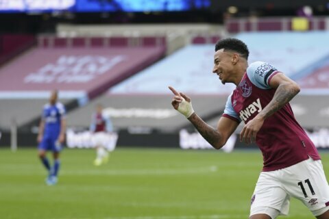 Lingard's double leads West Ham to 3-2 win over Leicester
