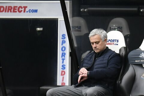 Tottenham caves in late again to frustrate Mourinho