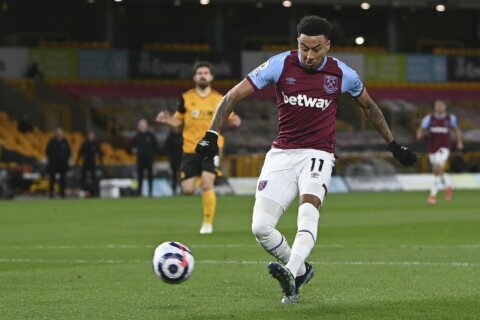 In-form Lingard inspires West Ham to 3-2 win at Wolves
